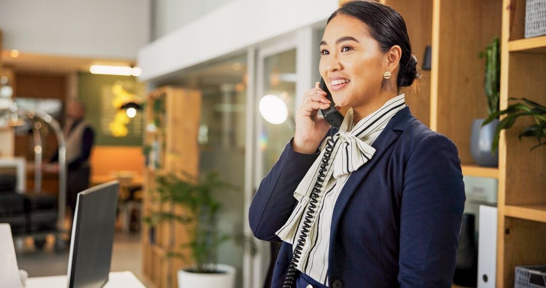 Web_Desktop-Mujer, llamada de teléfono y feliz en el hotel, conserjería y hablar con el cliente para obtener información de reserva. Persona, help desk y recepcionista con tel