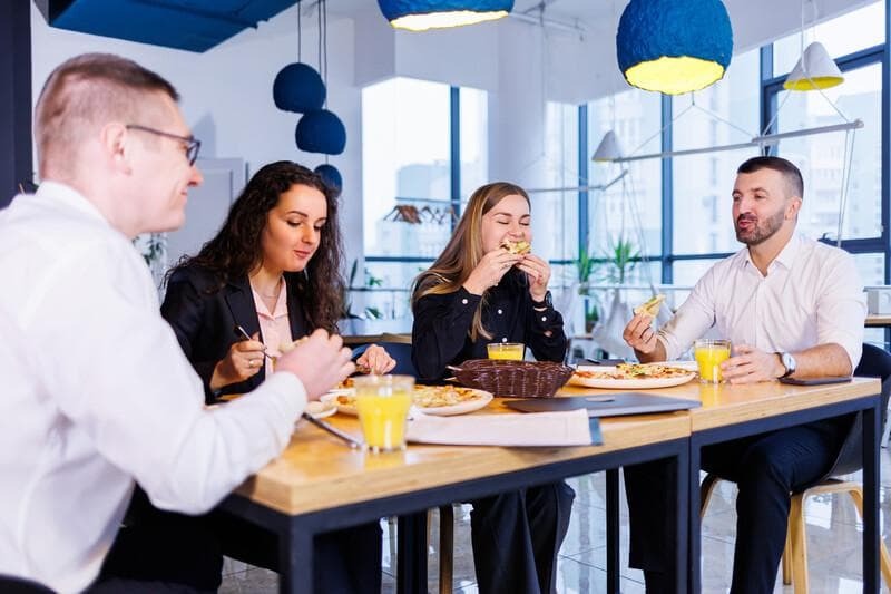 webimage-Colegas-almorzando-en-una-cafetería