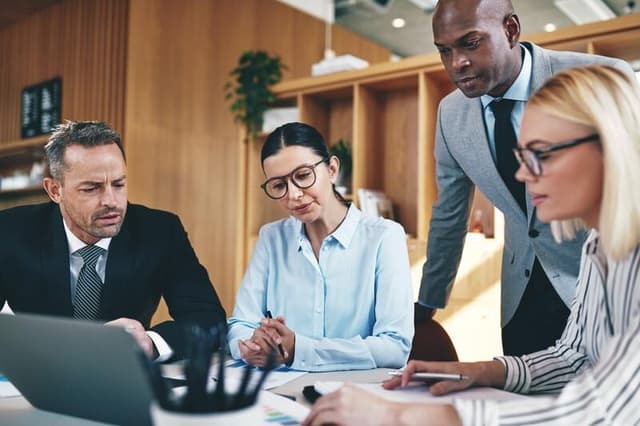 webimage-Empresarios-diversos-realizando-trabajos-juntos-durante-una-o